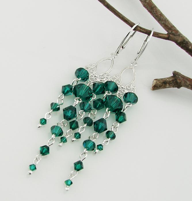 długie srebrne szmaragdowe błyszczące kolczyki z oryginalnymi kryształkami emerald stopniowane bicone