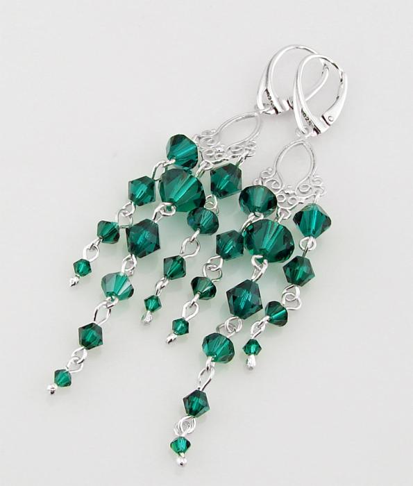 długie srebrne szmaragdowe błyszczące kolczyki z oryginalnymi kryształkami emerald stopniowane bicone