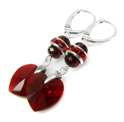 czerwone długie srebrne kolczyki z kryształkami w kształcie serduszka siam