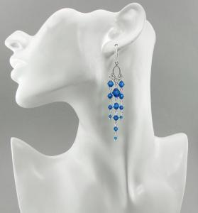 długie, srebrne kolczyki ozdobione kryształkami Swarovski w kolorze szafirowym capri blue