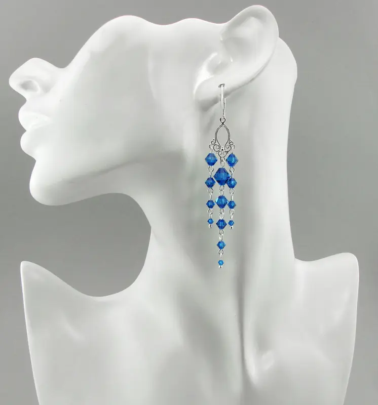 długie, srebrne kolczyki ozdobione kryształkami Swarovski w kolorze szafirowym capri blue