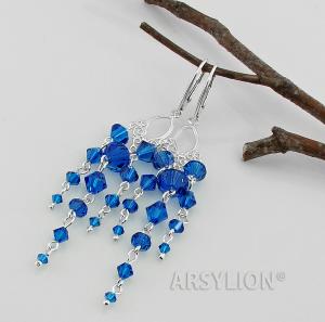 długie, srebrne kolczyki ozdobione kryształkami Swarovski w kolorze szafirowym capri blue