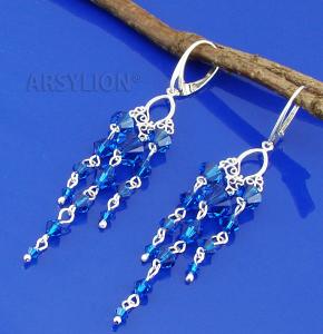 długie, srebrne kolczyki ozdobione kryształkami Swarovski w kolorze szafirowym capri blue