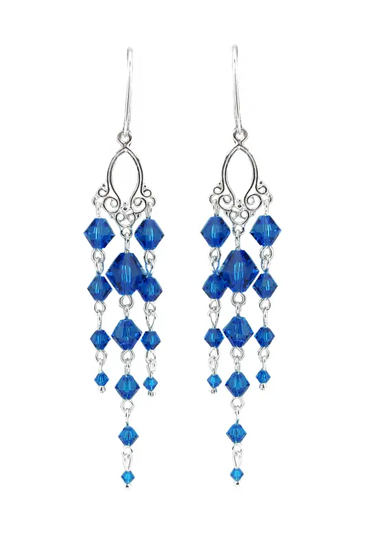 długie, srebrne kolczyki ozdobione kryształkami Swarovski w kolorze szafirowym capri blue