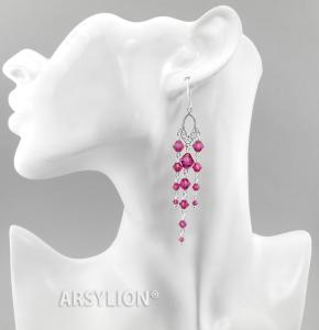 długie, srebrne kolczyki ozdobione kryształkami Swarovski w kolorze fuksji