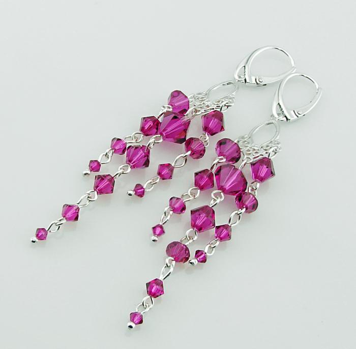 długie, srebrne kolczyki ozdobione kryształkami Swarovski w kolorze fuksji