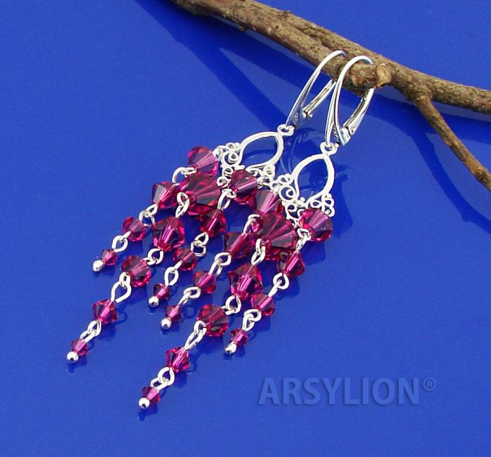długie, srebrne kolczyki ozdobione kryształkami Swarovski w kolorze fuksji
