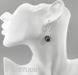 Srebrne kolczyki wiszące ARSYLION z kulami z zielonej muszli abalone z Nowej Zelandii i błyszczącymi kryształami Swarovski w kolorze Erinite, zapinane na bigle angielskie próby 925.