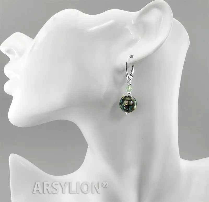 Srebrne kolczyki wiszące ARSYLION z kulami z zielonej muszli abalone z Nowej Zelandii i błyszczącymi kryształami Swarovski w kolorze Erinite, zapinane na bigle angielskie próby 925.