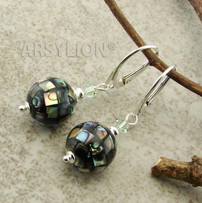 Srebrne kolczyki wiszące ARSYLION z kulami z zielonej muszli abalone z Nowej Zelandii i błyszczącymi kryształami Swarovski w kolorze Erinite, zapinane na bigle angielskie próby 925.