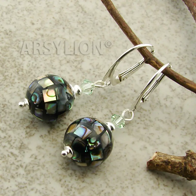 Srebrne kolczyki wiszące ARSYLION z kulami z zielonej muszli abalone z Nowej Zelandii i błyszczącymi kryształami Swarovski w kolorze Erinite, zapinane na bigle angielskie próby 925.