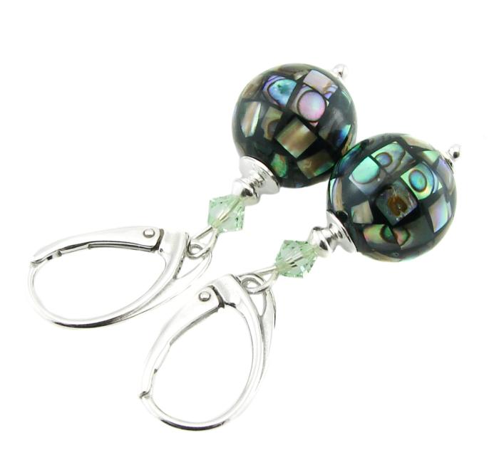 Srebrne kolczyki wiszące ARSYLION z kulami z zielonej muszli abalone z Nowej Zelandii i błyszczącymi kryształami Swarovski w kolorze Erinite, zapinane na bigle angielskie próby 925.