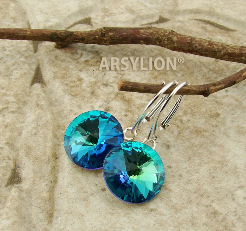 Srebrne, wiszące kolczyki z dużymi, okrągłymi czeskimi kryształami Rivoli o średnicy 14 mm w hipnotyzującym, niebiesko-morskim kolorze Crystal Oceanic.