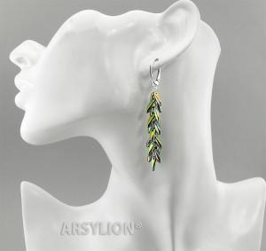 Unikatowy design i blask, który przyciąga spojrzenia. Kolczyki dagger ARSYLION® wykonane ze srebra próby 925 i mieniących się koralików z czeskiego szkła