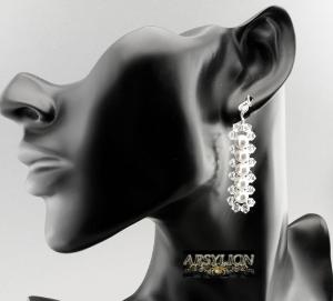 Kolczyki z białymi perełkami i kryształkami crystal
