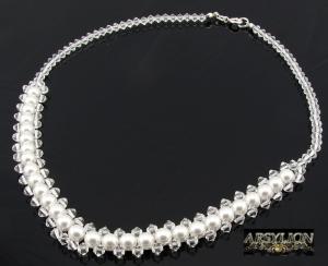 Naszyjnik z białymi perełkami i kryształkami crystal