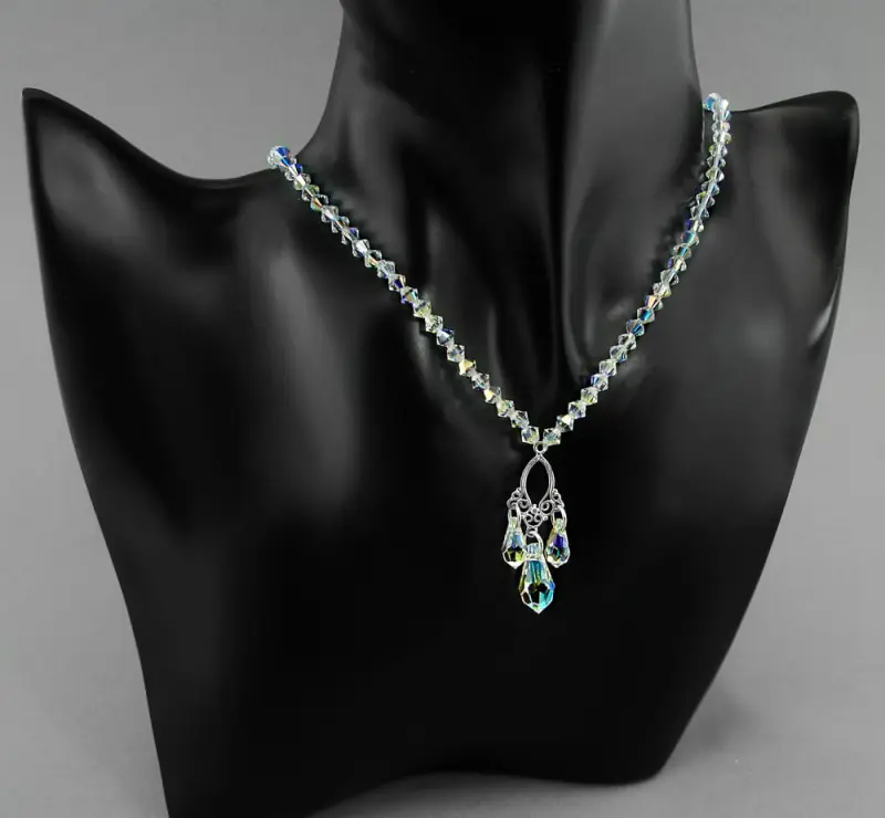 opalizujący srebrny naszyjnik z oryginalnymi kryształkami crystal ab z sopelkami sopelki