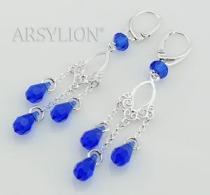 długie błyszczące srebrne kolczyki z oryginalnymi kryształkami majestic blue kropelki na łańcuszku