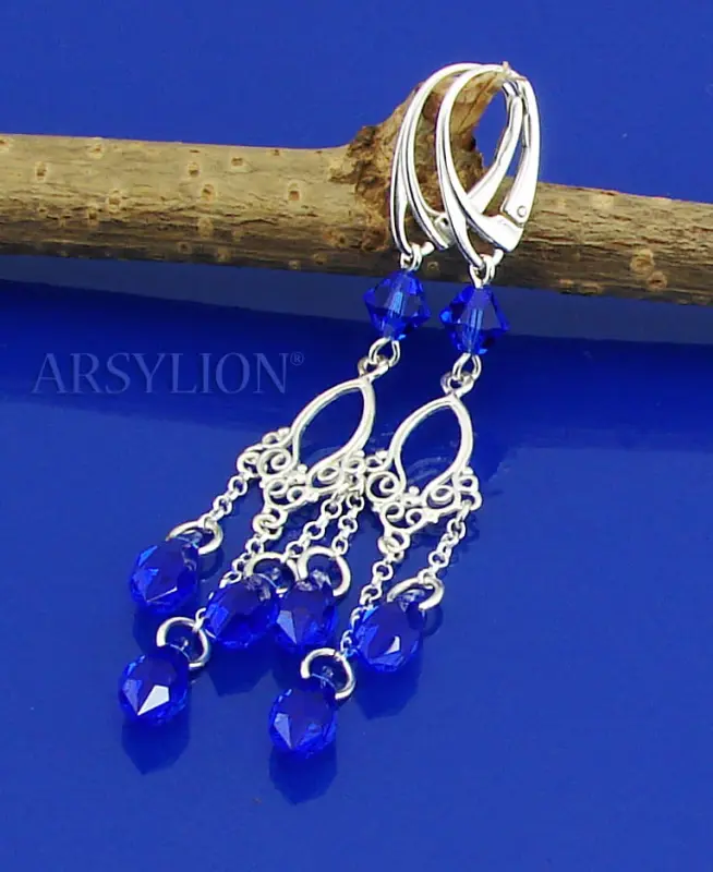 długie błyszczące srebrne kolczyki z oryginalnymi kryształkami majestic blue kropelki na łańcuszku